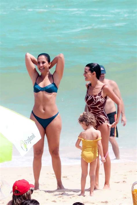 Camila Pitanga Curte Dia De Praia Amigos No Rio