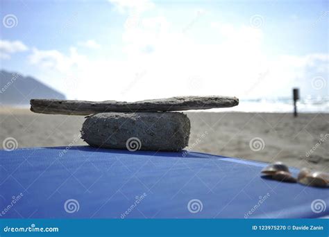 O Projeto Equilibrado De Pedras E Da Madeira Arruinadas Algumas