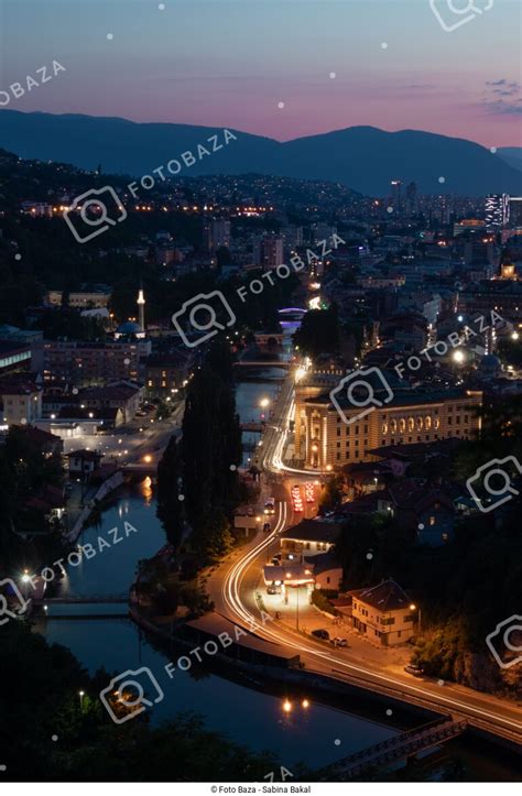 Sarajevo noću preuzmite fotografiju Foto Baza