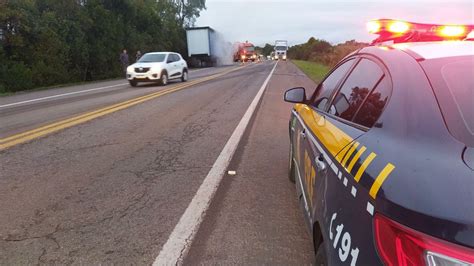 Carreta Que Transportava Pe As Automotivas Pega Fogo Na Br Em