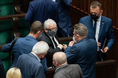 Ogromny Spadek Poparcia Dla Pis Najnowszy Sonda Cbos Wprost