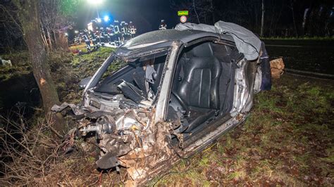 Mercedes Kracht Gegen Baum Hund Rausgeschleudert Fahrer