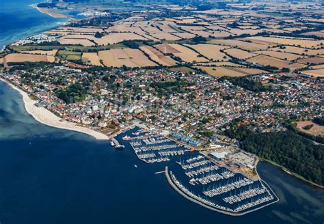 Laboe Von Oben Bucht Entlang Der Meeres K Ste Mit Yachthafen Und