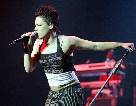 Female Singer Pink Hot Wallpapers