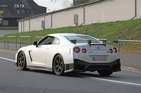 2018 Nissan Gt R Nismo Spied With Different Brakes And Camouflaged Front Fenders Autoevolution