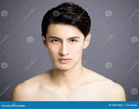 Visage Beau De Jeunes Hommes De Plan Rapproché Image Stock Image Du