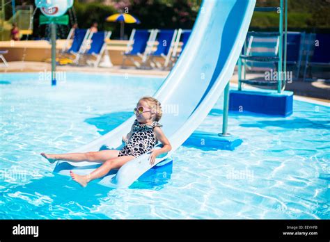 Kleine mädchen bikini aquapark Fotos und Bildmaterial in hoher Auflösung Alamy