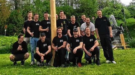 Offenburg 19 Meter Hoher Maibaum In Fessenbach Aufgestellt Nachrichten