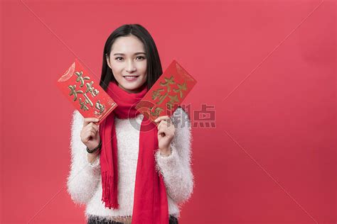 拿着红包的女性新年人像摄影图50403360图片素材免费下载 编号748008 潮点视频