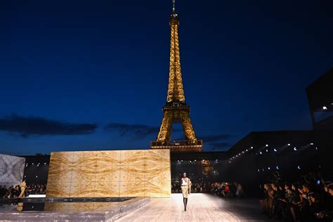 Settimana Della Moda Di Parigi Giorno Dior Militante Saint Laurent