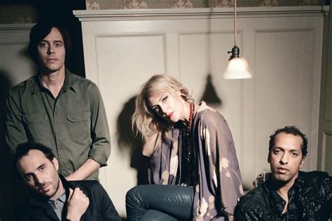 Metric Anuncia Su Nuevo Lbum Y Estrena Su Sencillo All Comes Crashing