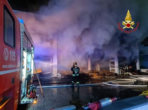 Incendio Nel Negozio Di Mobili Il Salone Nel Casertano Divorato Dalle