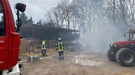 Brennender Reifenstapel Auf Landwirtschaftlichen Anwesen Ein