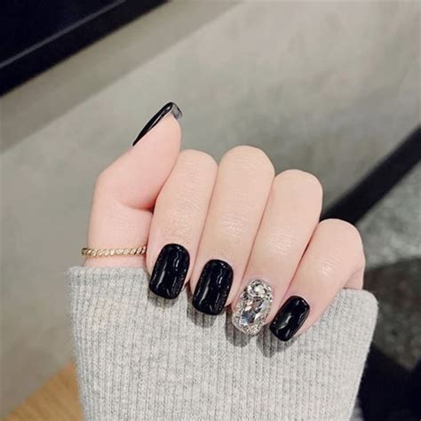 Descubrir 71 imagen uñas cortas negro con dorado Viaterra mx