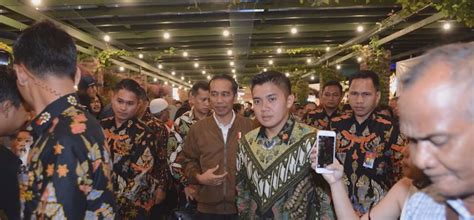 7 Potret Lawas Mayor Teddy Saat Masih Jadi Ajudan Jokowi