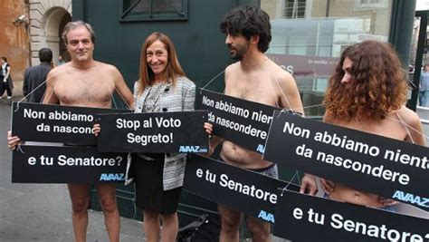 Attivisti Avaaz Protestano Nudi Davanti Al Senato Contro Il Voto Segreto