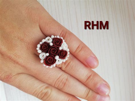 Кольцо с миниатюрными цветами, холодный фарфор | Stud earrings, Jewelry ...
