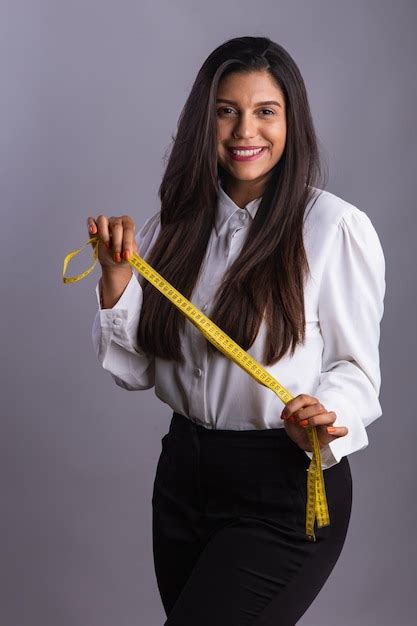 Nutricionista brasileira segurando fita métrica foto vertical Foto