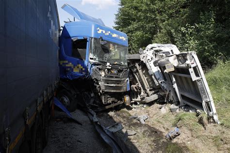 Unfall Auf A Bei Mindelheim In Bayern Lastwagen Kracht In Fahrzeuge