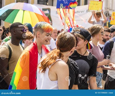 Mujeres Jovenes Que Asisten Al Desfile De Gay Pride También Conocido