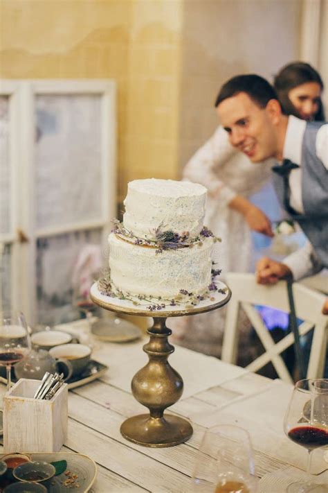 Elegante Y Alegre Novia Y Novio Mirando El Pastel Moderno Con Lavanda