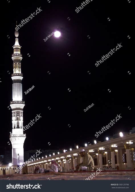 59 Prophet's Mosque Night View Images, Stock Photos & Vectors ...