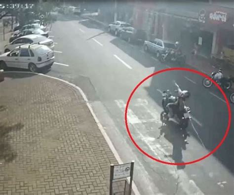 Not Cias Motociclista Cai Ap S Se Enroscar Em Cabo Da Rede El Trica