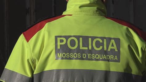 Els Mossos D Esquadra Detenen A Roses Dos Joves Per Estafar M S De