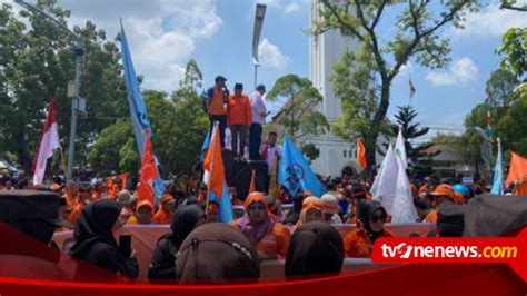 Peringatan Hari Buruh Buruh Sumut Serukan Tuntutan Hingga Beri Bunga