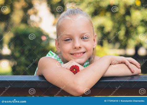 Portrait De La Belle Petite Fille Blonde Avec Une Fleur Rouge Photo Stock Image Du Joie