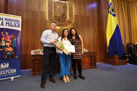 Académica UdeC recibe reconocimiento del municipio de Concepción en