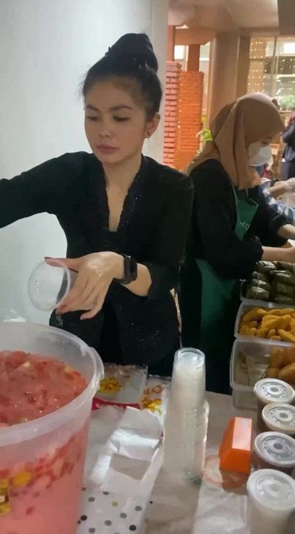 Epy Kusnandar Dan Istri Jualan Takjil Di Bazar Ramadan