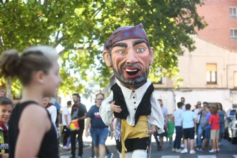 Fotos de gigantes y cabezudos en el penúltimo día de las Fiestas del