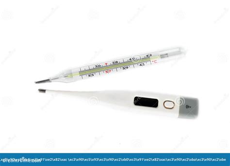 Medische Digitale Thermometer Geïsoleerd Op De Witte Achtergrond Het