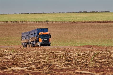 Scania apresenta nova linha de caminhões P8 Euro 6 na Agrishow 2023