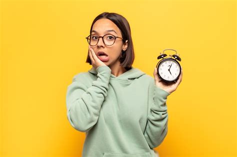 Mujer Latina Joven Que Se Siente Conmocionada Y Asustada Mirando