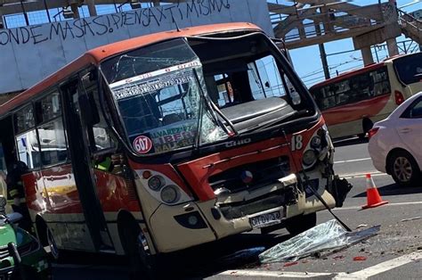 17 lesionados dejó la colisión entre una micro y un bus en la Av