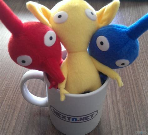 Photos of the European Club Nintendo Pikmin plush figures