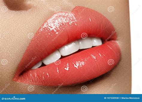 Labios Regordetes Del Primer Cuidado Del Labio Aumento Llenadores