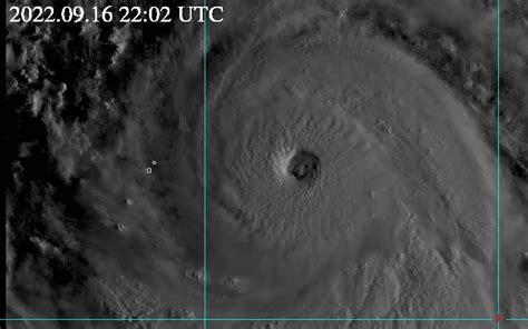 荒木健太郎 On Twitter 大型で猛烈な台風14号の雲です。 九州で歴史に残る暴風・高波・高潮・大雨となるおそれがあります。本当に