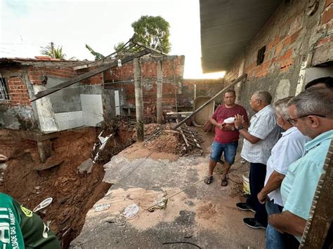 Fam Lias S O Removidas De Casas Depois De Forma O De Cratera Na Zona