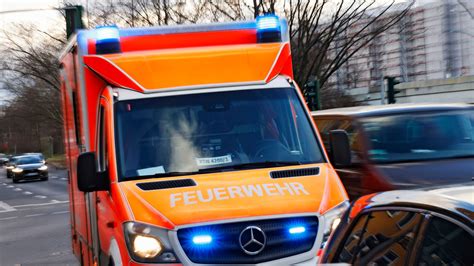 Nach Unfall Mit Lkw In Bremen J Hriger Fu G Nger Ist Gestorben