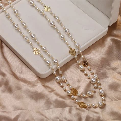 Immagini Di Collana Chanel Con Perle A Tre Strati In Oro Da Donna