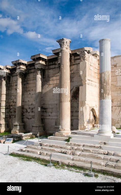 Las Ruinas De La Biblioteca De Adriano En Plaza Monastiraki Atenas