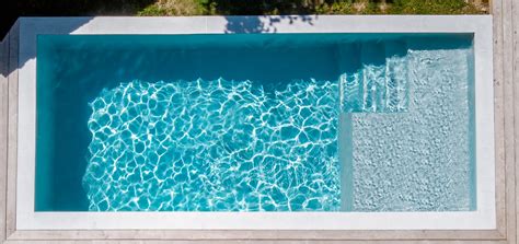 Coque piscine 7 x 3m avec plage immergée