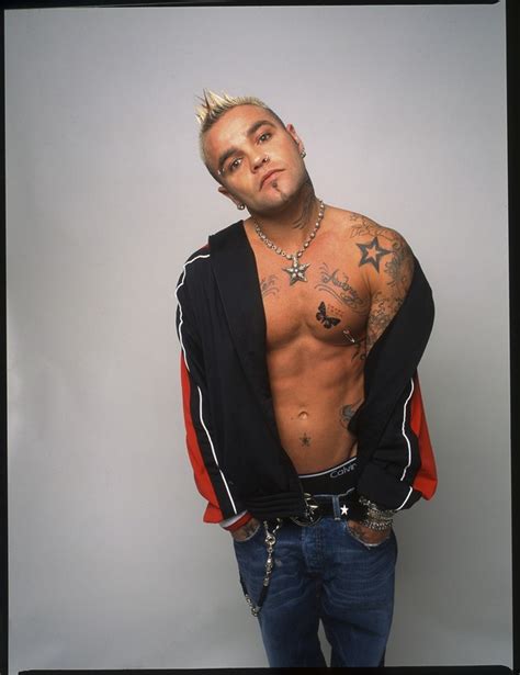 Vocalista e sex symbol dono de hit dos anos 2000 aparece irreconhecível ao ser preso por