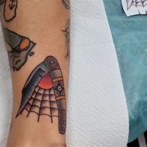 Tatuaż brzytwa Autor Lucky Tattoo dziarownia pl