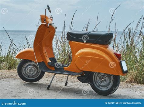 Vintage Orange Vespa Roller Parkplatz Am Strand Stockfoto Bild Von