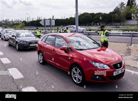 Guardia Funcionarios Civiles Que Aplican Restricciones De Confinamiento