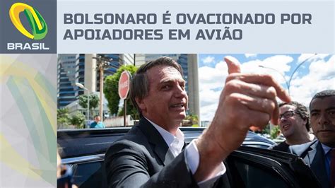 Bolsonaro Aplaudido E Cercado Por Apoiadores Em Avi O Ap S Cpac Youtube